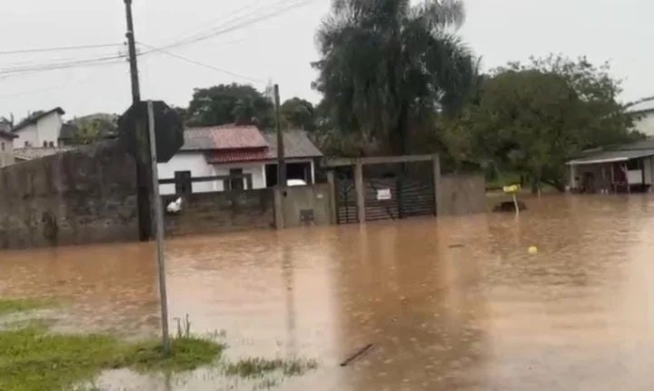 Chuva causa alagamentos e deixa famílias desalojadas em Criciúma