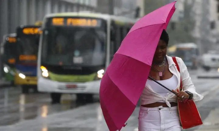 Chuva no Rio de Janeiro provoca cancelamento de shows em evento na Praia de Copacabana
