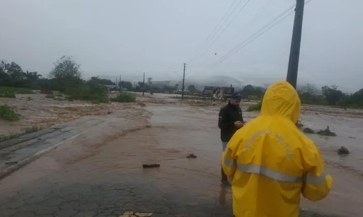 Chuvas deixam 60 cidades afetadas e mais de 400 casas atingidas em SC