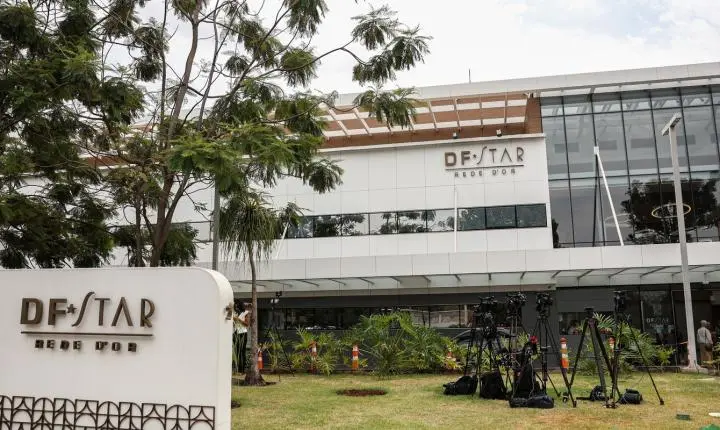 Bolsonaro passa por cirurgia no ombro sem intercorrências e segue em observação