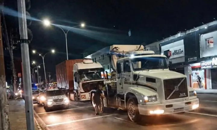 Codetran atuou em ocorrência de caminhão em chamas na Rua Dr. Reinaldo Schmithausen