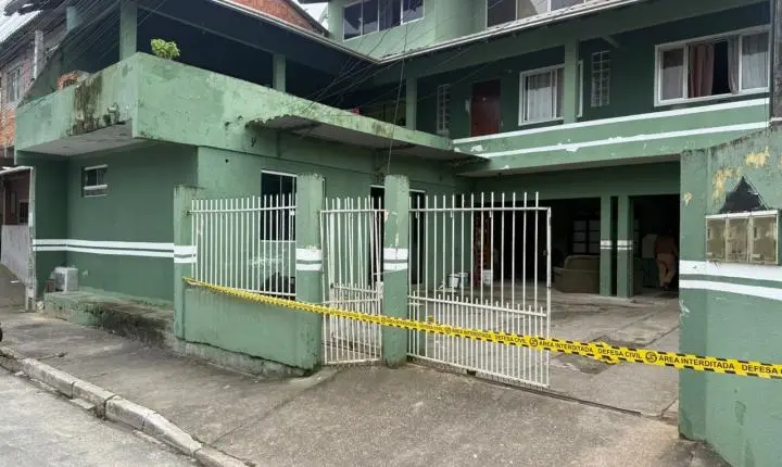 Colapso parcial provoca interdição de residência e 30 moradores são encaminhados para abrigo em Balneário Camboriú