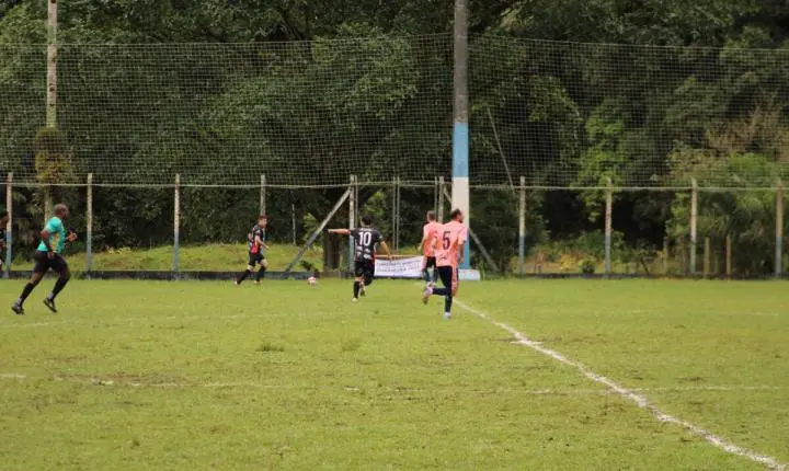 Com 25 gols em cinco partidas, rodada do Amador de Guabiruba define primeiros classificados ao mata-mata