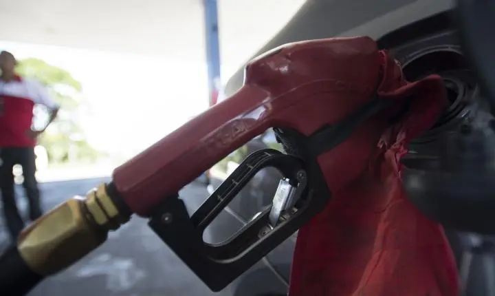 Governo adia fim do subsídio da gasolina após nova alta do petróleo