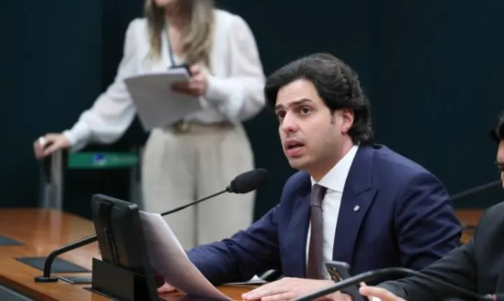 Comissão de educação da Câmara aprova inclusão de cadernos e lápis no programa de material didático