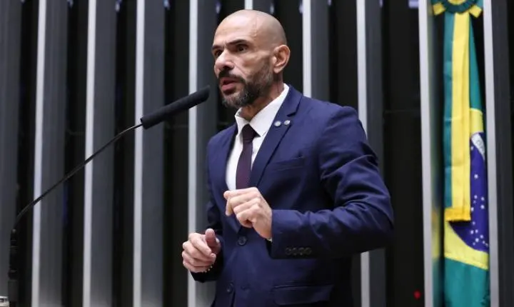 Câmara dos Deputados aprova proposta de pena para expulsão de moradores por facções criminosas