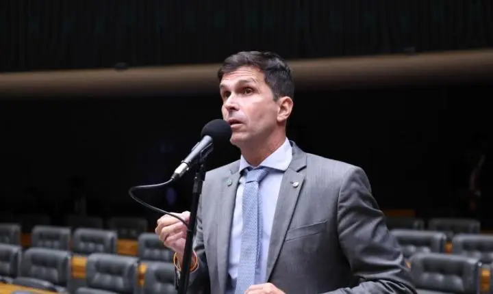 Comissão da Câmara aprova novas regras nacionais de segurança para escolas de natação infantil