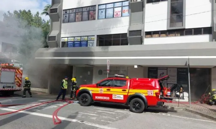 Compressor de clínica odontológica foi o foco do incêndio na Rua das Palmeiras, em Blumenau