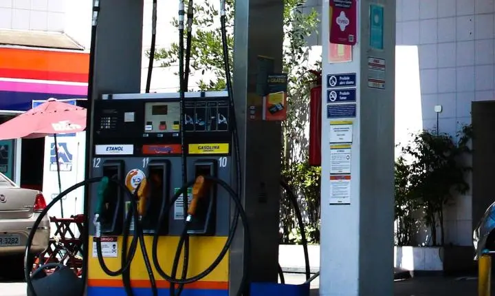 Concorrência do etanol e subvenção governamental aliviam preço da gasolina em maio