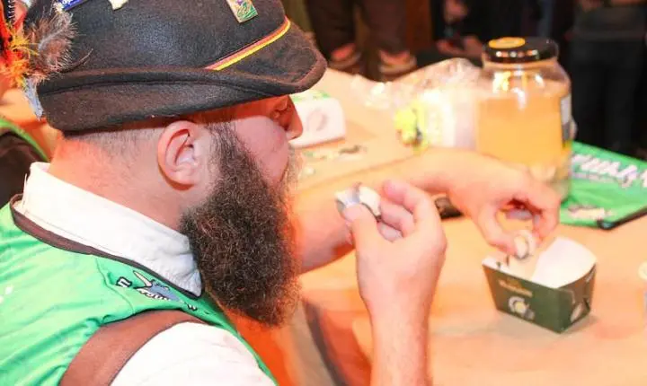 Concurso de Comedores de Rollmops desafia participantes na Oktoberfest