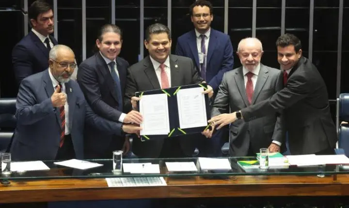 Congresso promulga fim da escala 6x1 e estabelece nova jornada de trabalho