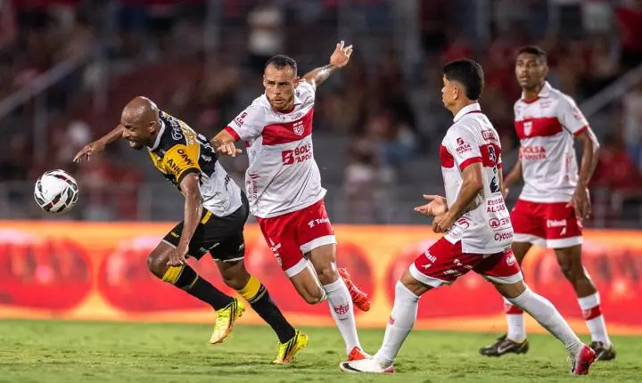 Criciúma perde de virada para o CRB e deixa o G2 do Brasileirão da Série B