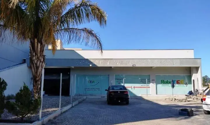 CRISE NA EDUCAÇÃO DE INDAIAL? Vereadora denuncia falta de merenda e afirma que professores e alunos estariam limpando salas de aula