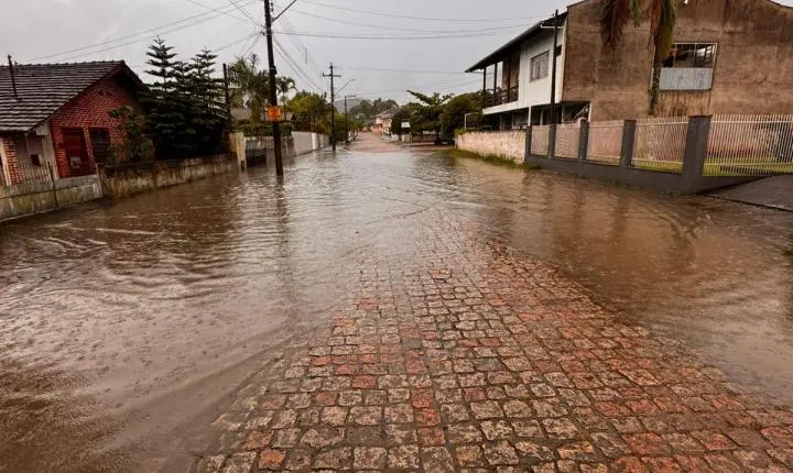 Defesa Civil monitora ruas afetadas pela chuva