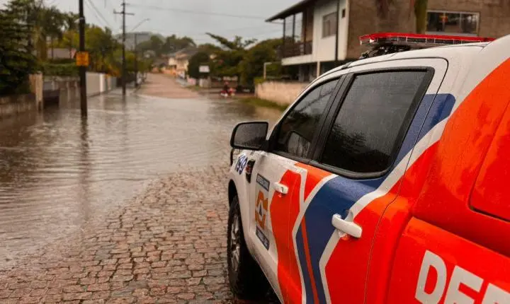 Defesa Civil monitora ruas afetadas pela chuva