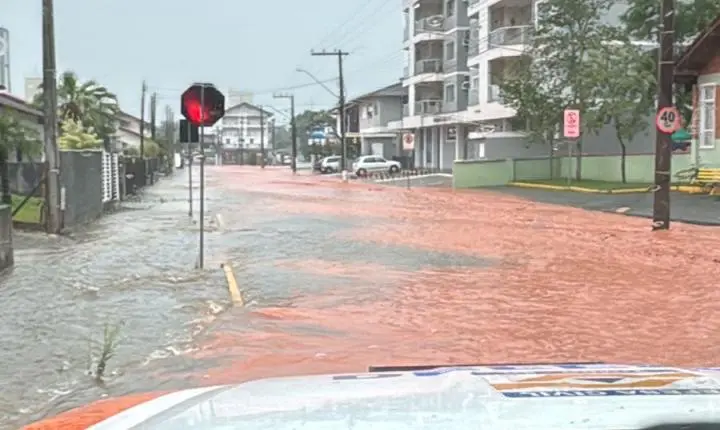 Defesa Civil monitora ruas afetadas pela chuva