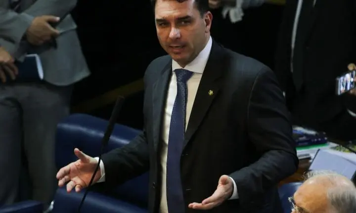 Defesa de Flávio Bolsonaro tenta levar apuração sobre o filme Dark Horse a Mendonça