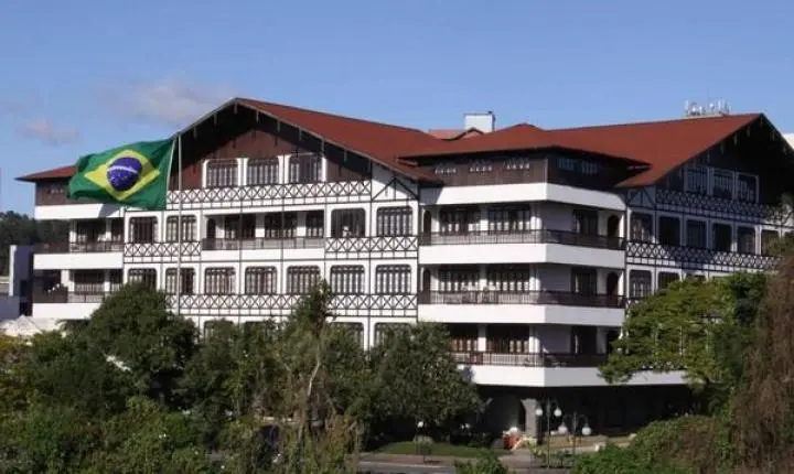 Denúncia sobre gestão do ex-prefeito de Blumenau levanta suspeitas sobre contratos