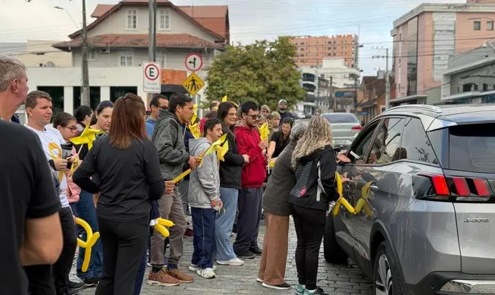 Departamento de Trânsito em parceria com Apae de Indaial promove ação educativa do Maio Amarelo 