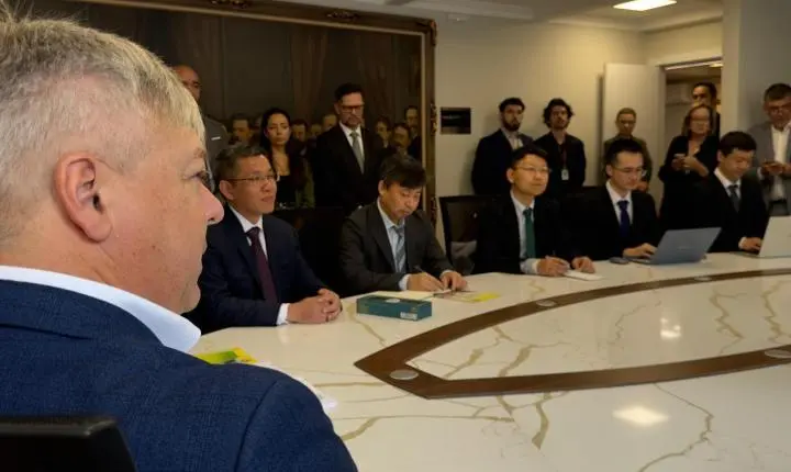 Deputado Fabiano recebe pesquisadores chineses na Alesc e debate instalação de instituto em SC