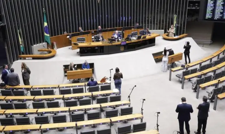 Plenário da Câmara dos deputados aprova urgência para dois projetos de lei
