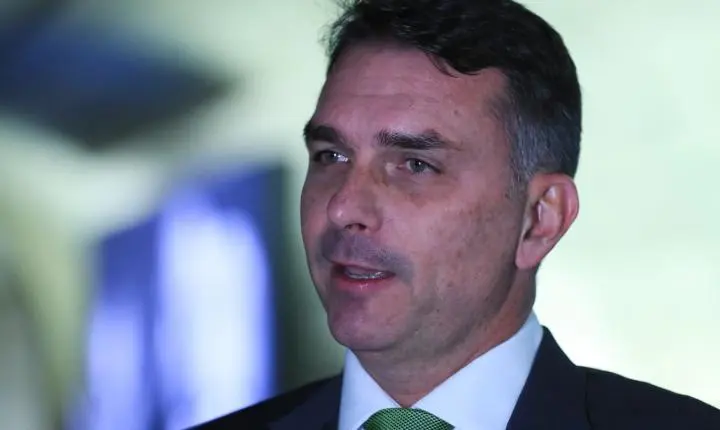 Deputados solicitam investigação sobre a relação entre Daniel Vorcaro e Flávio Bolsonaro
