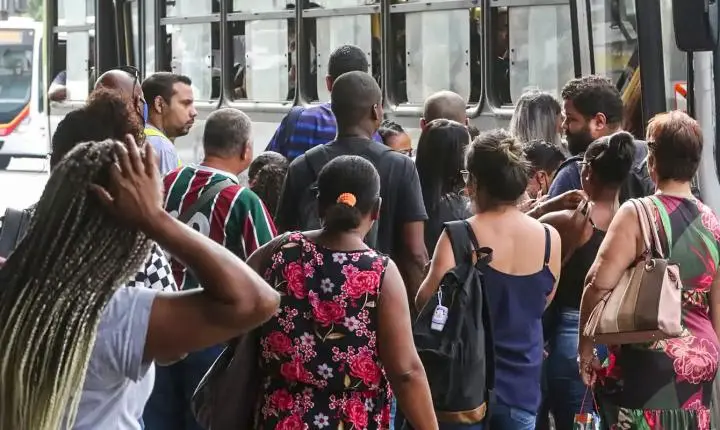Desemprego de longa duração atinge menor nível já registrado, revela IBGE