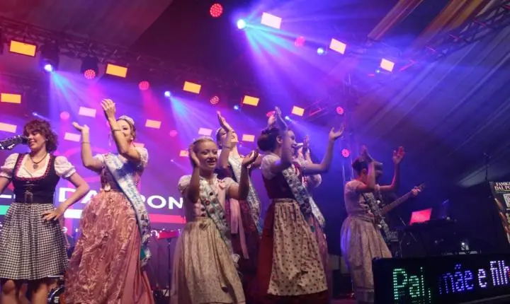 Desfile, programação infantil e escolha das realezas marcam último dia da Festa do Imigrante
