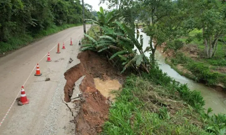 Deslizamento de terra é registrado na Estrada Geral do Gaspar Grande 