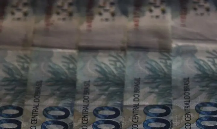 Dívida pública federal atinge R$ 9 trilhões em maio, impulsionada por títulos da Selic