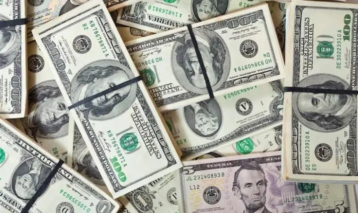 Dólar despenca após 1º turno das eleições; veja cotação