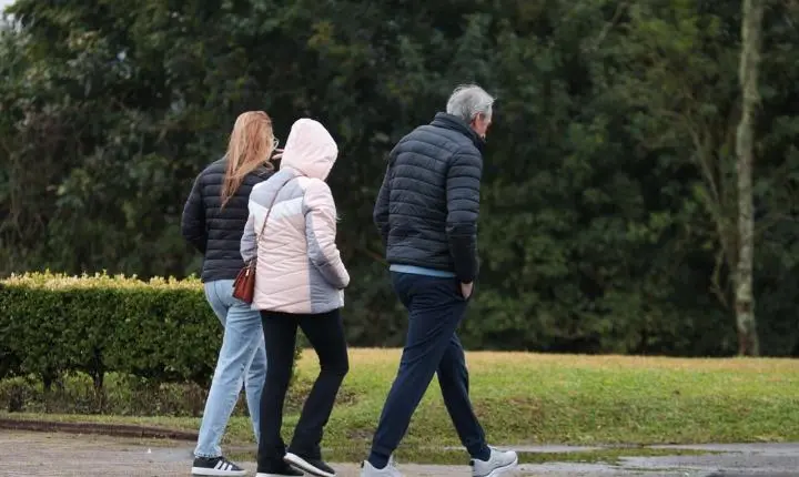 Domingo deve ser de chuva fraca e temperaturas baixas em SC