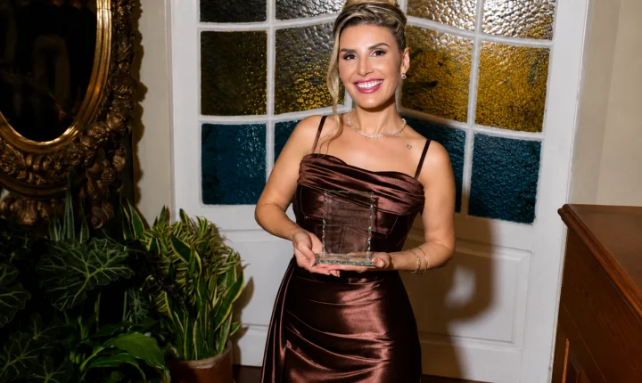 Dra. Eloisa Soldera é homenageada como Profissional do Ano em Baile de Gala da ABRAHOF