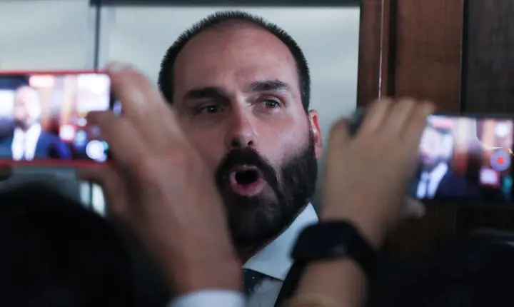 Eduardo Bolsonaro consta como pendente de prisão em cadastro nacional