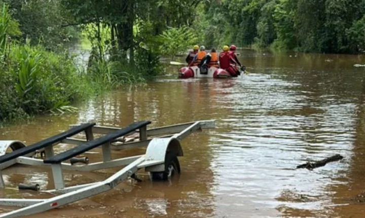 Eleitores ficam ilhados em SC e precisam de barco para votar