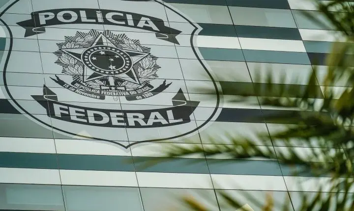 Flávio Bolsonaro entrega defesa à PF e nega calúnia contra Lula em publicação