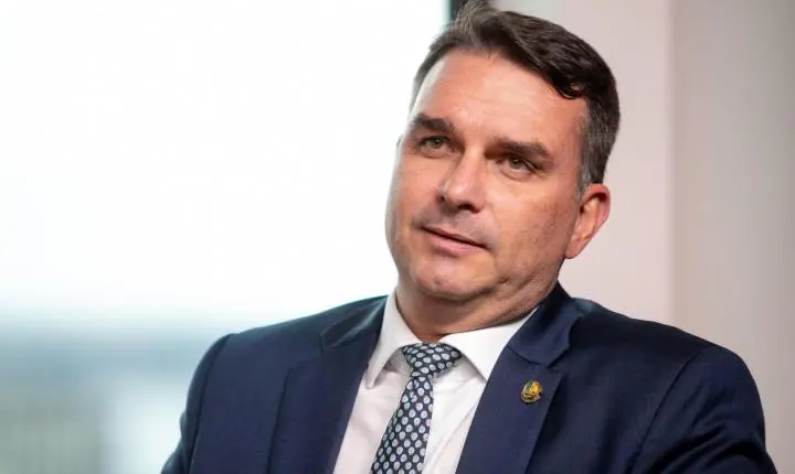 Enquanto brasileiros morriam na pandemia, Flávio Bolsonaro teria participado de festa em lancha com empresários da Covaxin e garotas de programa