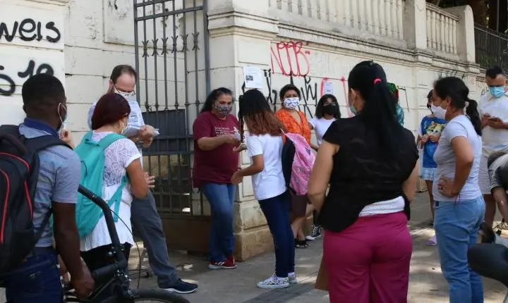 O papel das escolas no combate à violência contra meninas e a conscientização de adolescentes