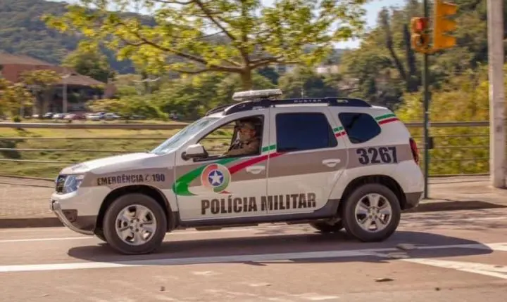 ENTRE A LEI E O EXCESSO: ABORDAGEM POLICIAL EM BLUMENAU LEVANTA DEBATE SOBRE LIMITES DA FORÇA E RESPONSABILIDADE NO TRÂNSITO