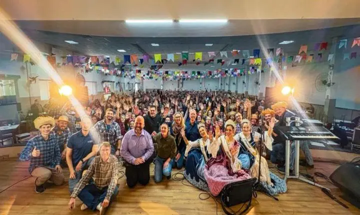 ENTRE BANDEIRAS, MÚSICA E SORRISOS, FESTA JUNINA CELEBRA A CONVIVÊNCIA NO ITAJAÍ ATIVO