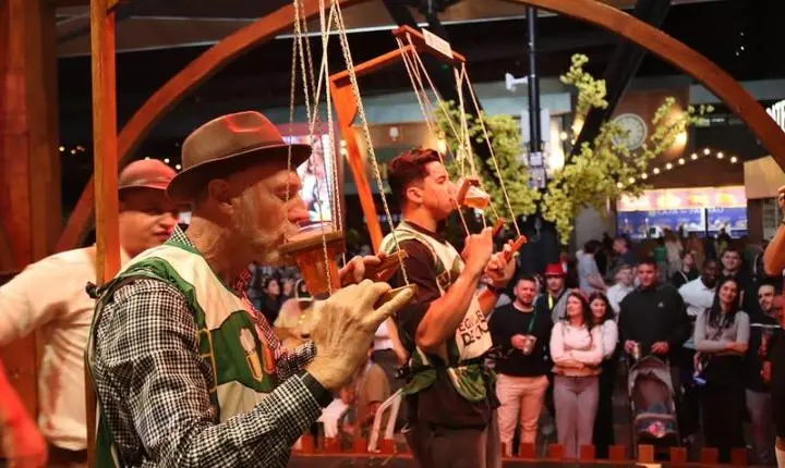 Equilibrista do Chope testa coordenação motora na Oktoberfest Blumenau