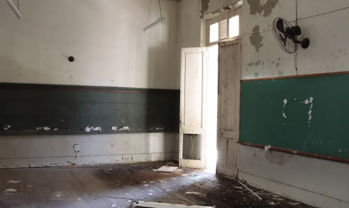 Escola histórica de Florianópolis começa a receber reparos; veja o que vai mudar