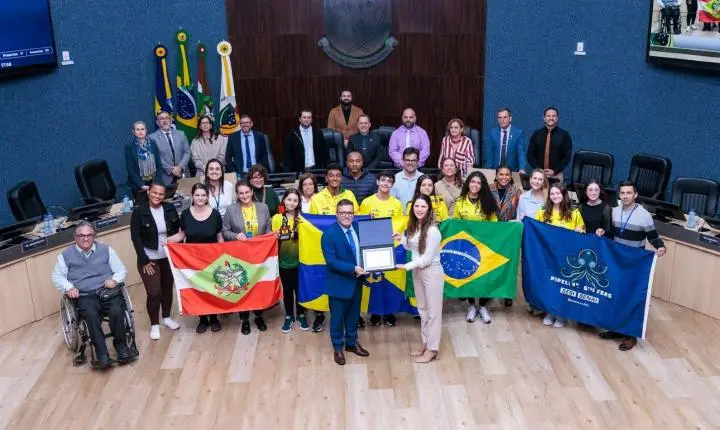 Escola Sesi de Itajaí é homenageada pela Câmara de Vereadores por conquista histórica na maior competição de robótica do mundo