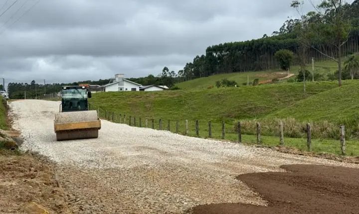 Estrada da Linha Tigre recebe investimento de R$ 1,7 milhão em Cocal do Sul