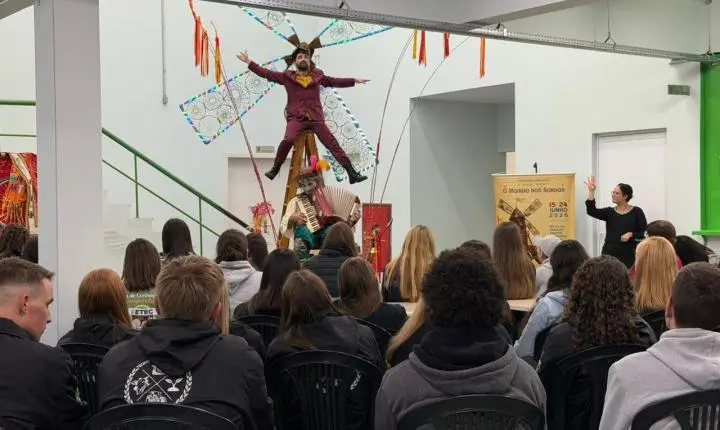 Estudantes do IFC de Rio do Sul recebem a apresentação do espetáculo O Moinho dos Sonhos
