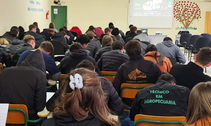 Estudantes dos Cedups têm aula de educação financeira com a Ceres