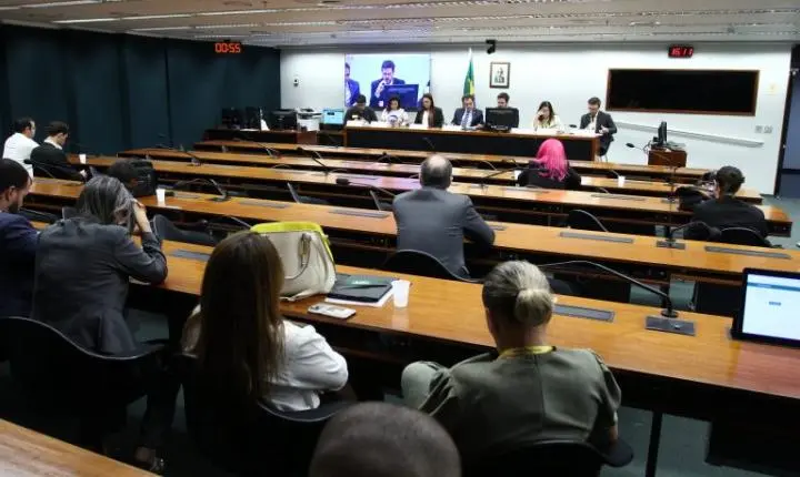 Estudantes e instituições solicitam revisão das regras do Fies em meio a preocupações com mensalidades