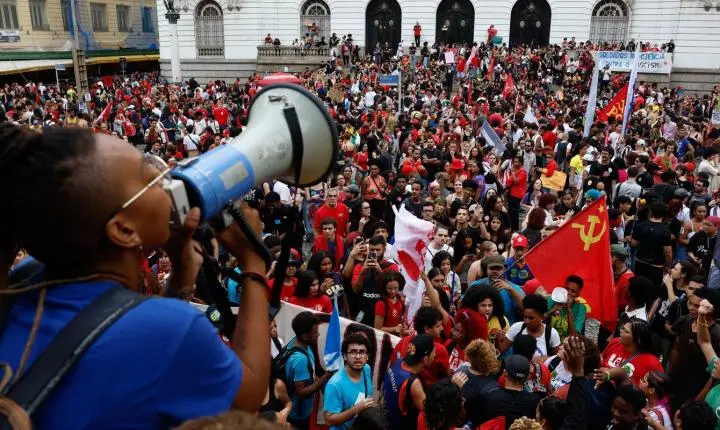 Atos de estudantes mobilizam várias cidades em apoio a Lula