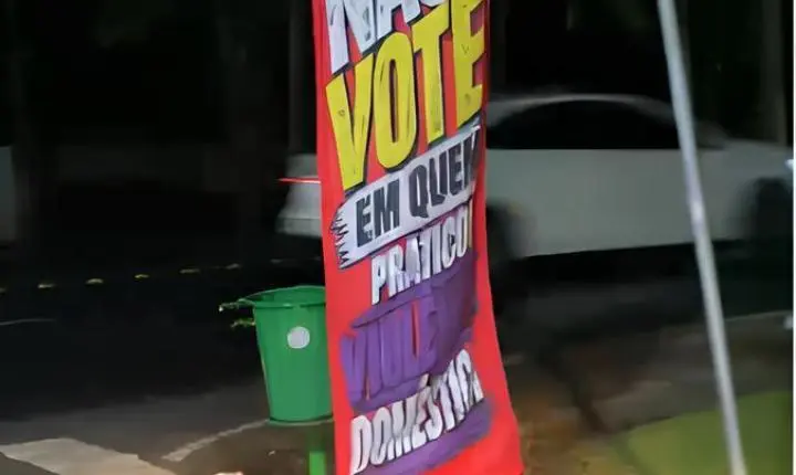 EXCLUSIVO: banners surgem durante a madrugada em Indaial e colocam violência contra a mulher no centro da eleição