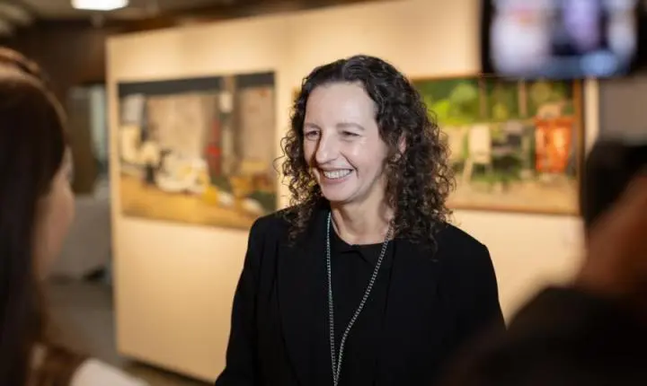 Exposição de Marta Facco remete a reflexões sobre a obsolescência em nosso cotidiano